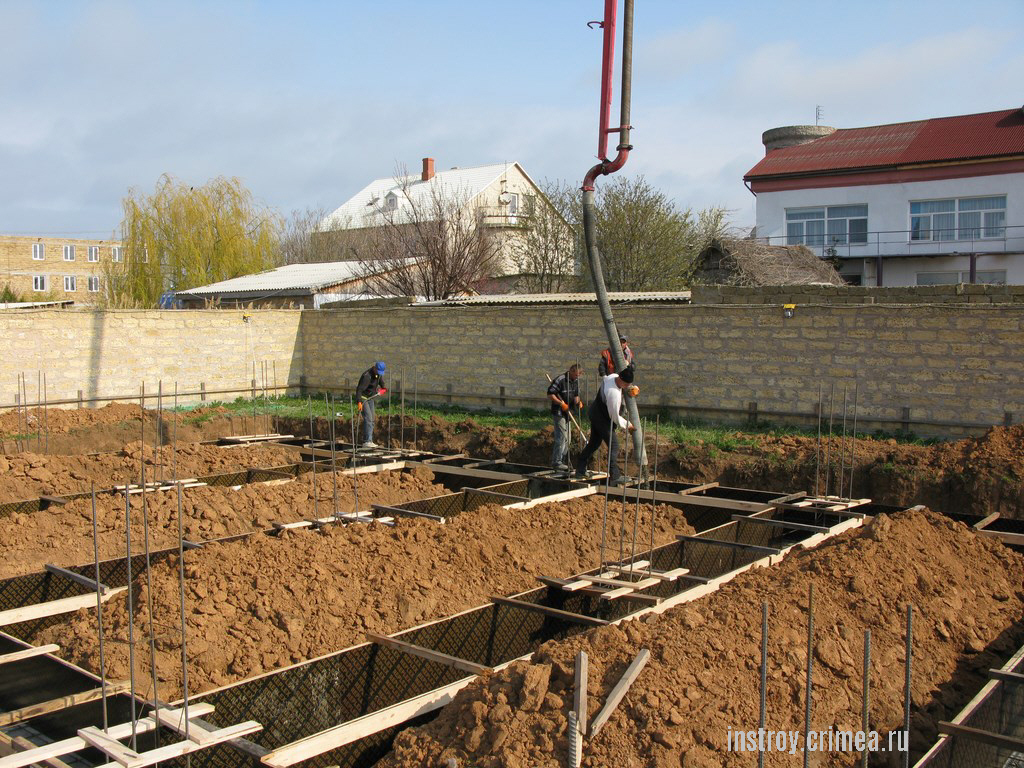 Обустройство фундамента для строительства жилого дома в Саках