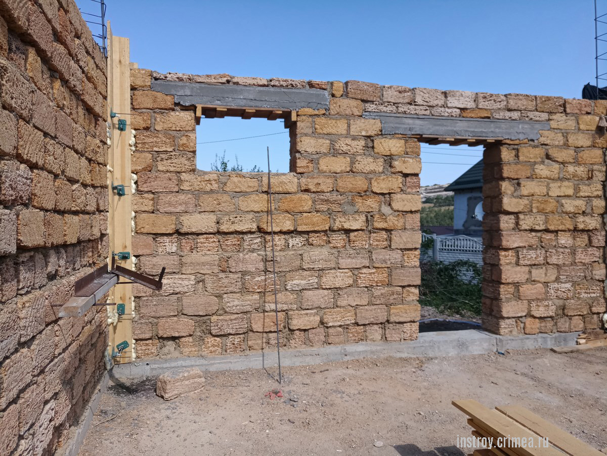 Стены строящегося дома из ракушки