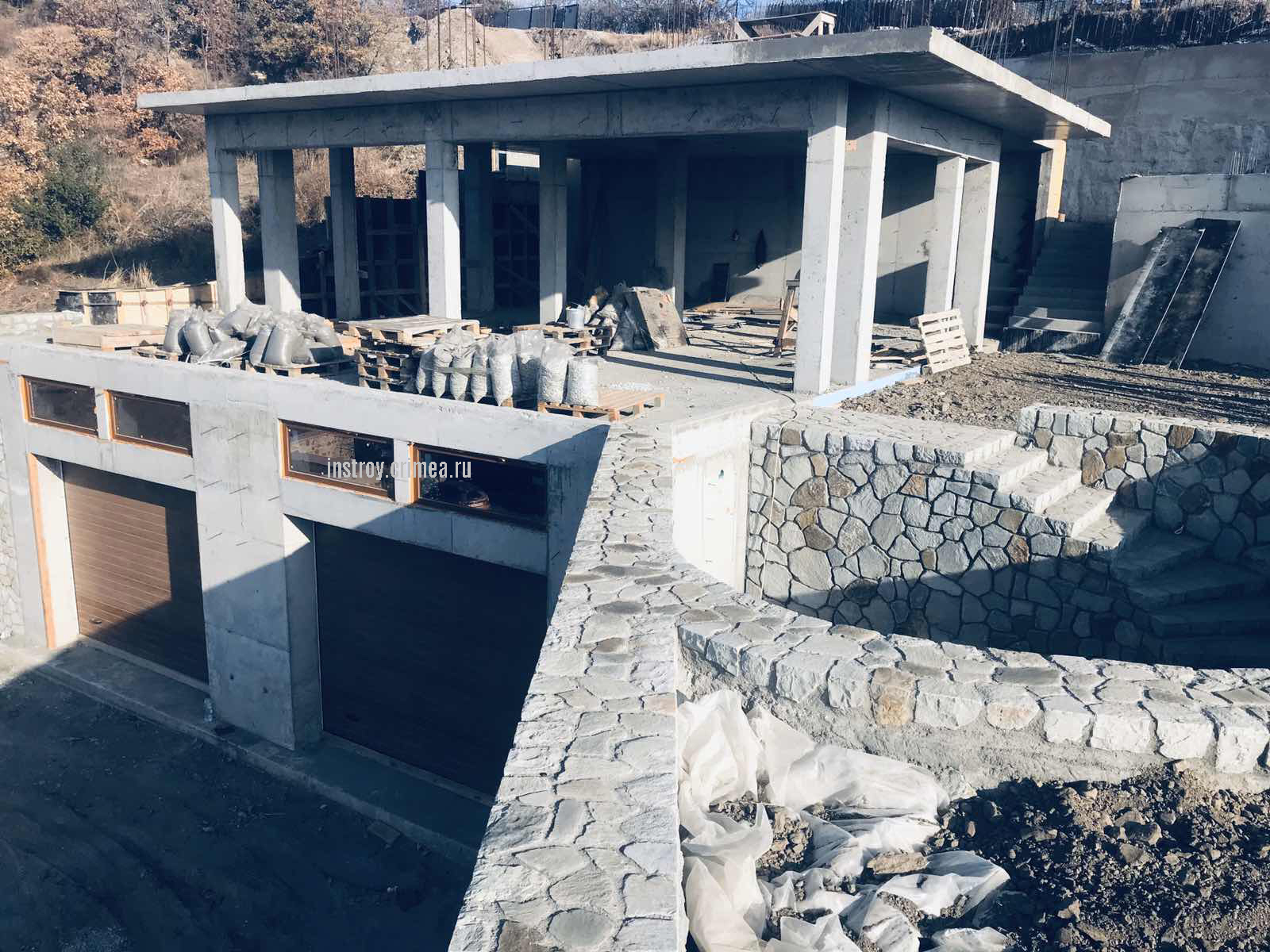 Строительство жилого дома в современном стиле с плоской кровлей для строительства в с. Изобильное, ул. Судакская, г. Алушта.